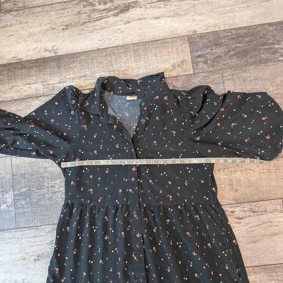 Levi's Black and White Tiered Midi Dress with Puff Sleeves - Picture 7 of 10